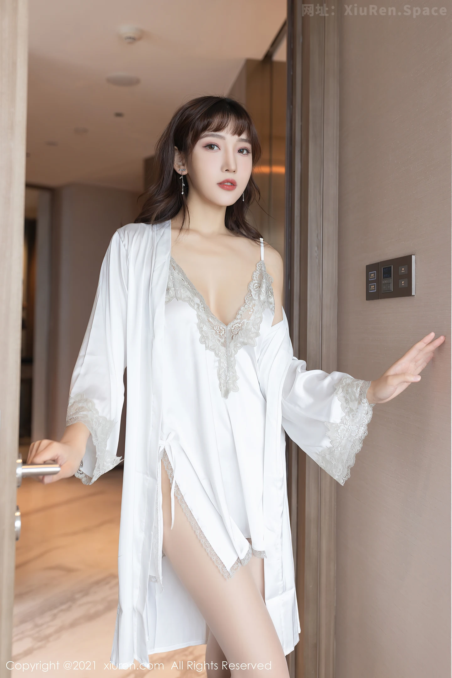 图片[3]-[XiuRen秀人网]VOL.3861 模特陆萱萱居家睡衣主题私房撩裙露超薄无内肉丝裤袜诱惑写真88P-秀人网官方网站